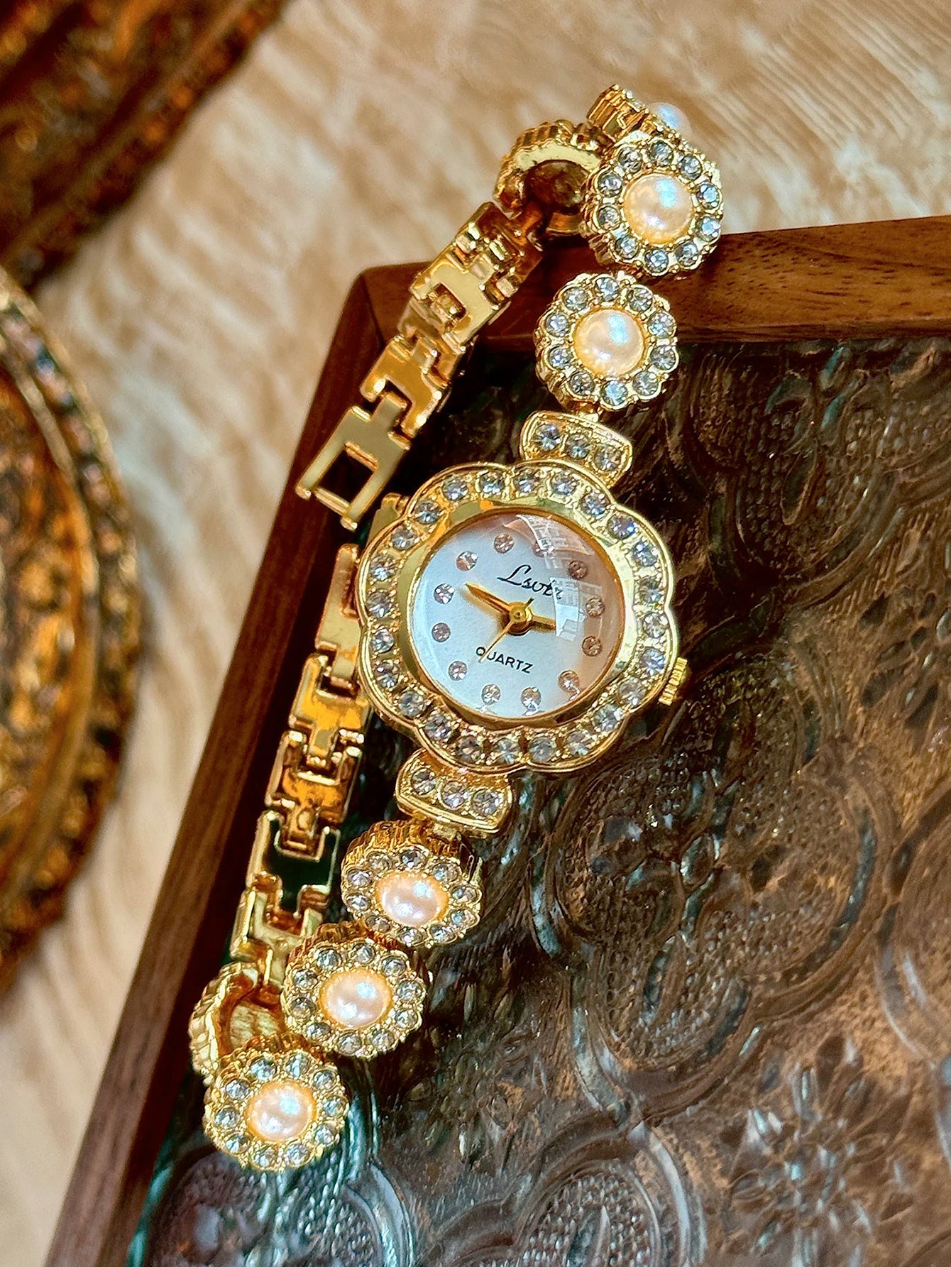 1 new gold classic fashion ladies quartz watch inlaid with diamond and pearl flower case with white dial ladies watch waterproof and simple niche design suitable for daily wear decoration and gifts